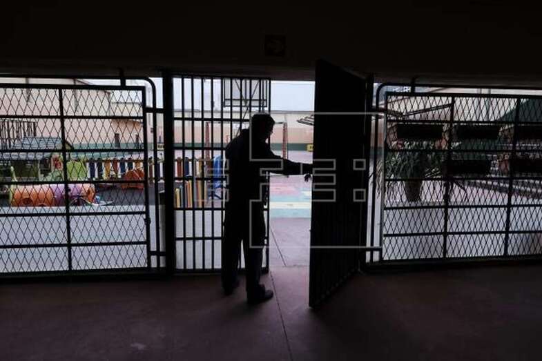 Todos los colegios permanecen desde este viernes sin actividad lectiva y solo con el mínimo de personal (Foto EFE / Ángel Medina G.)